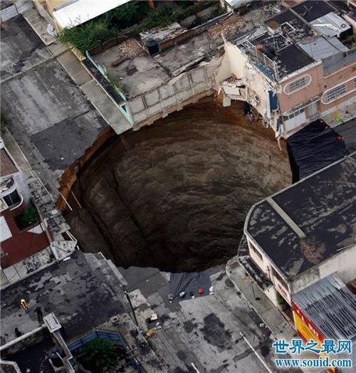 危地马拉天坑的形成原因，地质变化导致水腐蚀地面