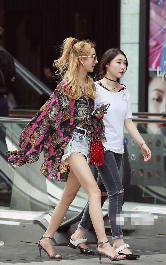 街拍：美女们穿低腰超短裤，露出“奶白”大长腿，齐刷刷的回头率