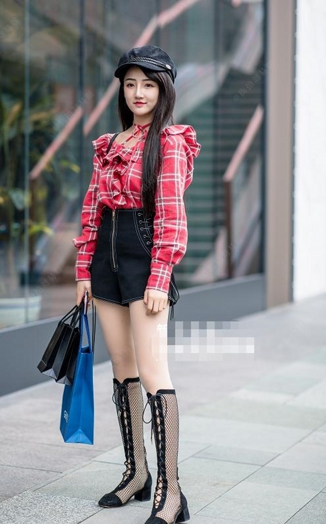 牛仔|路人街拍,靓女小背心加一条牛仔短裤,女王范十足