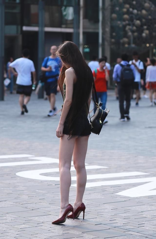 街拍逛街时遇到一位红色高跟鞋的长腿美胸姑娘
