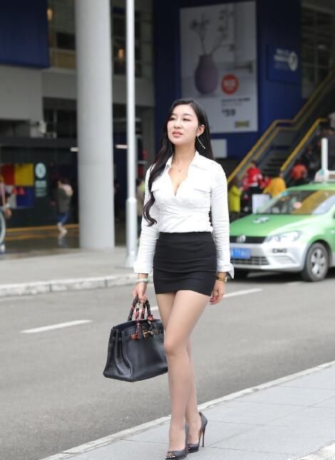  【美女】白衬衫美女很清纯, 薄袜只有一层影, 美到骨子里了