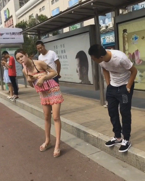 美女身穿冰棒衣在公交站等车，2018最时尚的防暑神器！