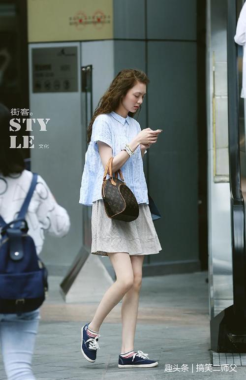 路人街拍：小姐姐的短裙穿搭展现出不凡气质，玉腿修长吸人眼球