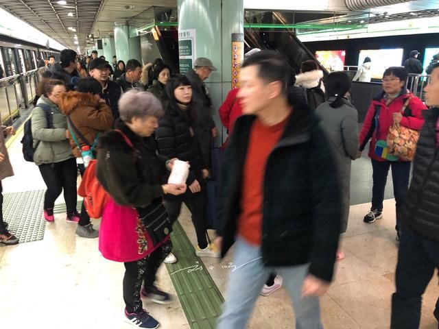 谁说春节上海是“空城”了？地铁人满为患，网友：媒体都在骗人吧