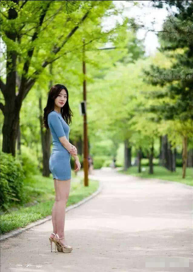 街拍：紧身连衣裙小姐姐：神秘性感又具有清纯的味道