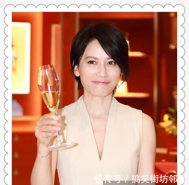 当俞飞鸿和高圆圆同穿深V裙的那一刻，我才知道什么叫气质如兰！