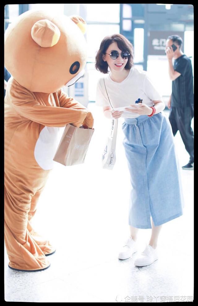 41岁陈数裙子这么紧还塞得进T恤？网友：腰围一尺五？