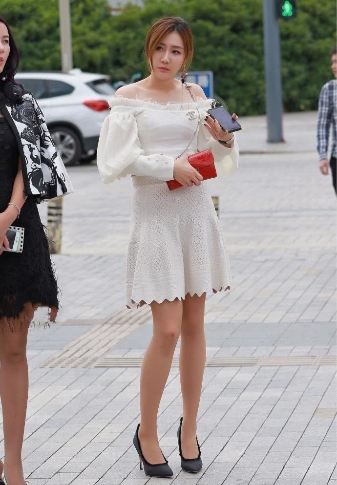 街拍：穿着时尚身材微胖的小姐姐，哪个是是你心中的女神！