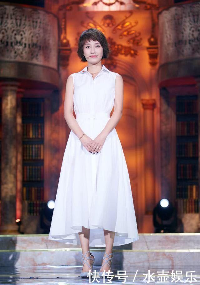 马伊琍录制节目，穿一身白裙自信优雅，42岁了还这么美！
