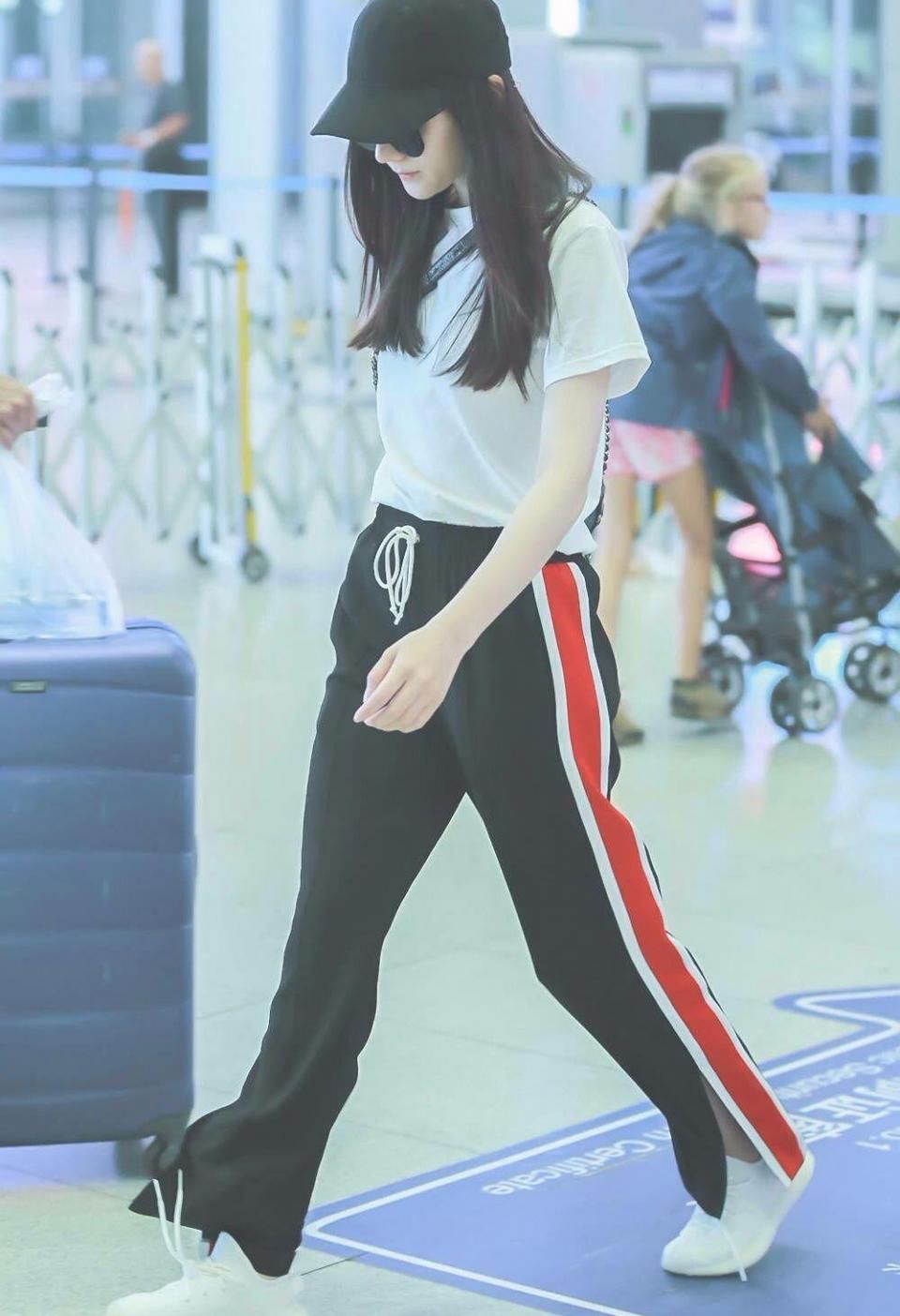 迪丽热巴罕见穿短裙秀事业线格外性感!只是这风吹起来有些尴尬!