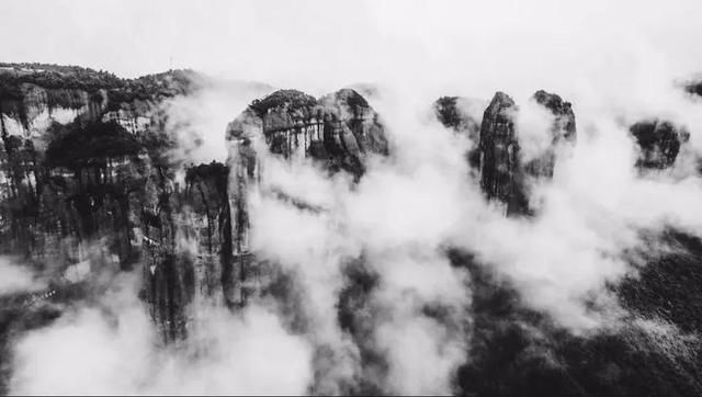 神仙居天姥山的水墨风景，比光彩更动人的是意境