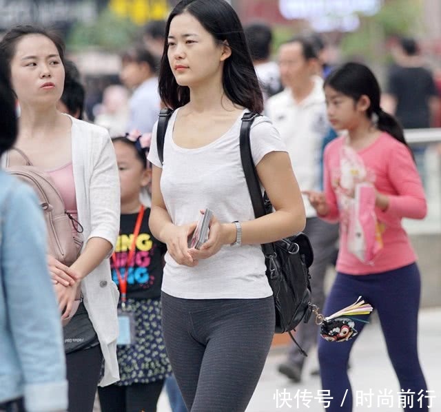 魅力大方的打底裤小姐姐，秀出曼妙姿态，让人过目不忘！