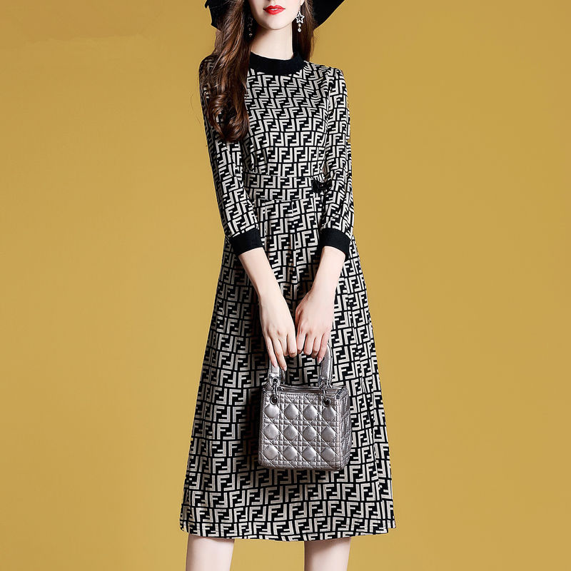 偶然发现:“高雅灰”秋裙，比酒红裙高贵洋气，特适合7080穿