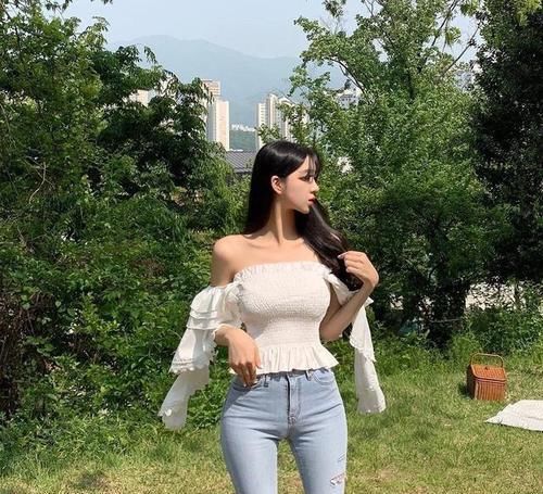  设计■修身时尚的牛仔裤，清新优雅美丽大方，年轻妹子穿十分吸睛！