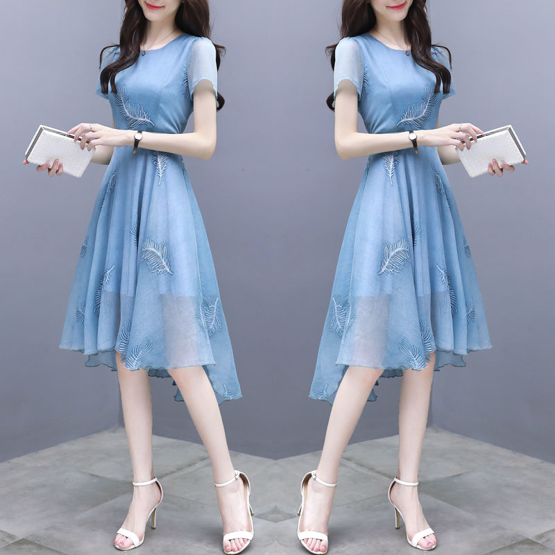 40岁女人收入不错的话，尽量多穿这几款连衣裙，高贵贼显年轻