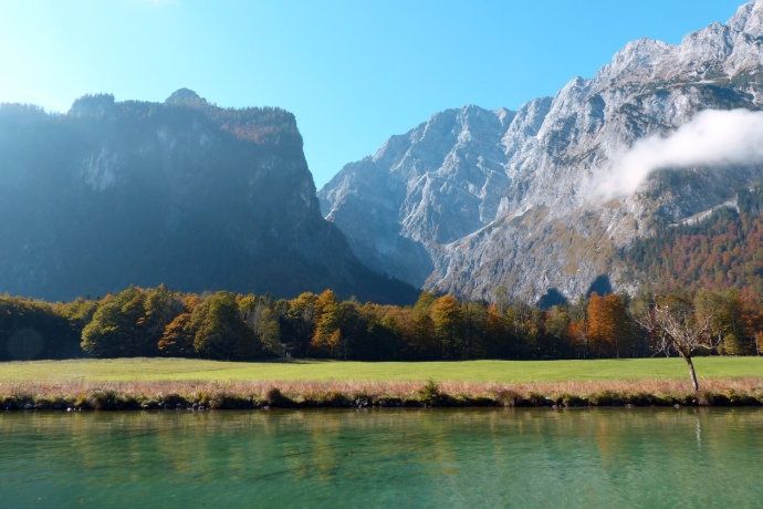 阿尔卑斯山中藏有一湖，如果说这里晴天像天堂，那阴天就像仙境