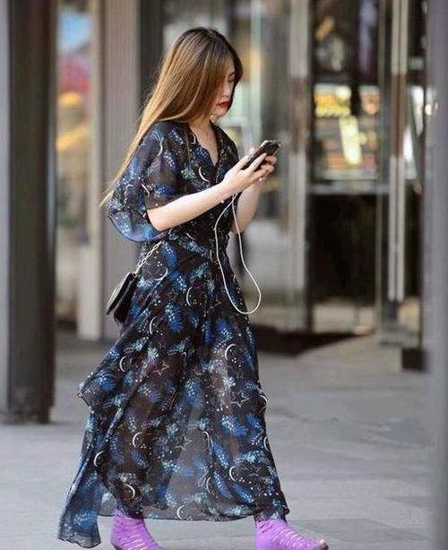  『女人味』养眼女神街拍：肤如凝脂的美女，一件黄色外套配黑色短裙，时尚魅力女人味