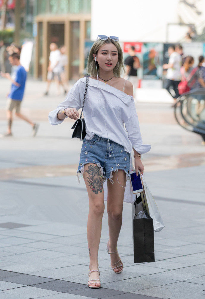 街拍路人,几款简单时尚的穿搭,告别繁琐照样美出天际