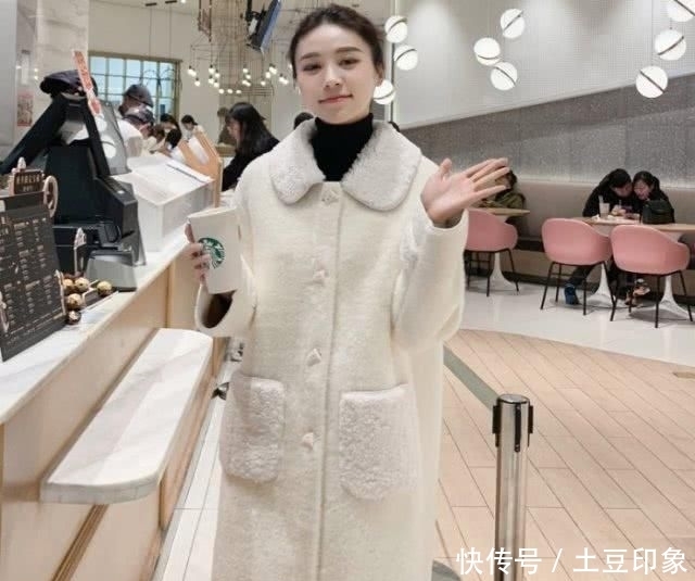 『中年人』奔四的女人尽量不要大衣配打底裤!瞧瞧下面这样穿,美得不像中年人