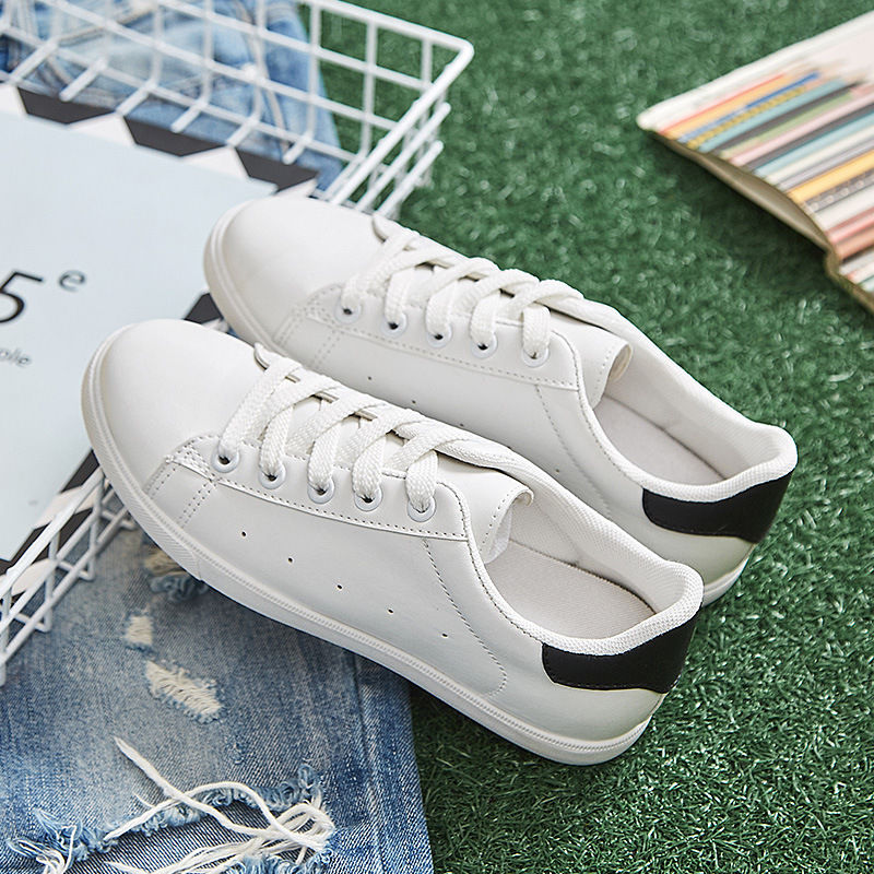 闺蜜从来不穿高跟鞋，只穿这样的休闲鞋，女人味挡不住