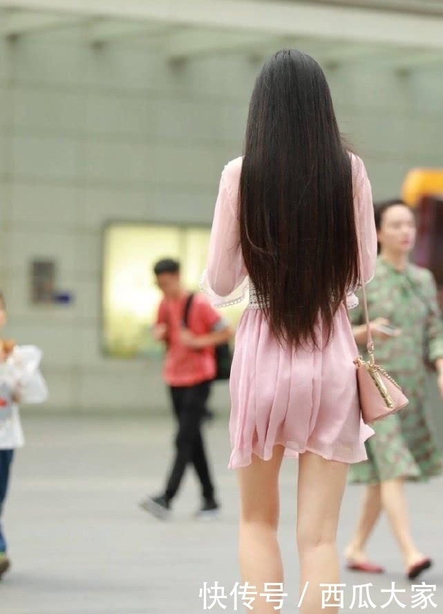 粉色@街拍美女:小姐姐的的简约风穿搭,一袭粉色连衣裙像极了初恋女神