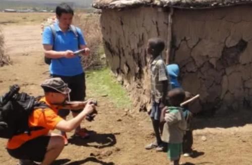 中国大妈在非洲旅行,看到地上有“玉石”想捡,导游大喊:不能捡