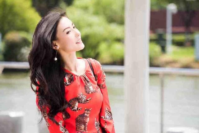 张柏芝穿印花连衣裙撞上范冰冰，网友:时尚和气质对比一目了然!