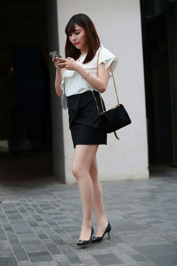 紧身裤和打底裤让美女性感迷人, 裙装穿搭在性感表达上稍微逊色些