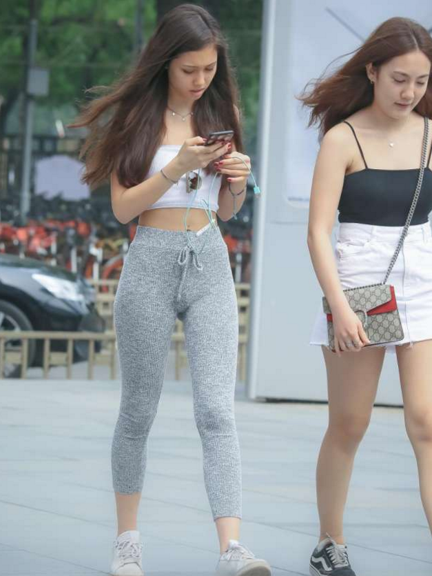 打底裤小姐姐穿搭优雅，网友：真有时尚品位！