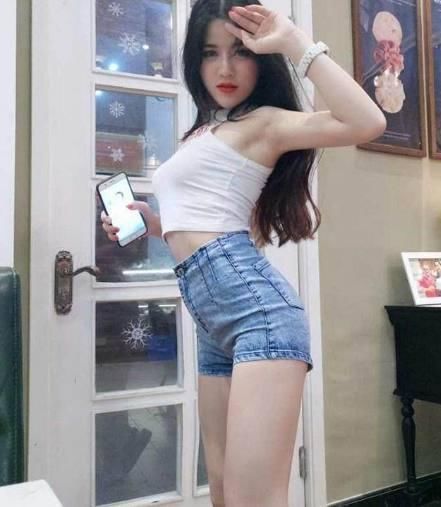 街拍:小姐姐可能有点害羞，手不自觉的放在关键位置!