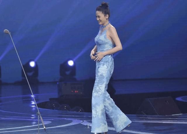 陈乔恩上演“蓝色暴击”艳压全场，熟女风格大秀性感