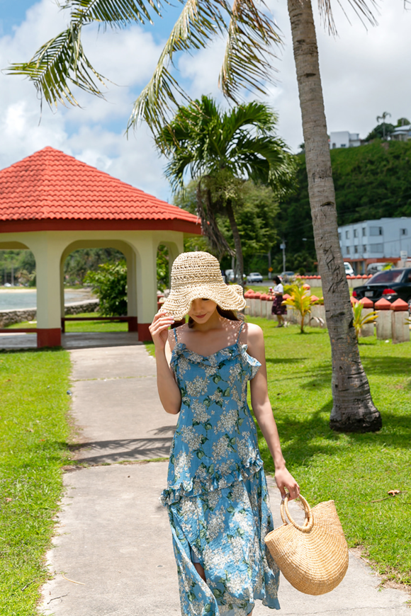女神孙允珠，静谧海洋西西里蓝莓吊带长裙