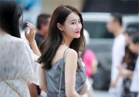  【身穿】街拍小美女气质高雅，身穿一件连衣裙，简洁大方又不失美感与优雅