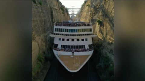 22.5米的邮轮进入希腊运河，网友：这技术能开航母了