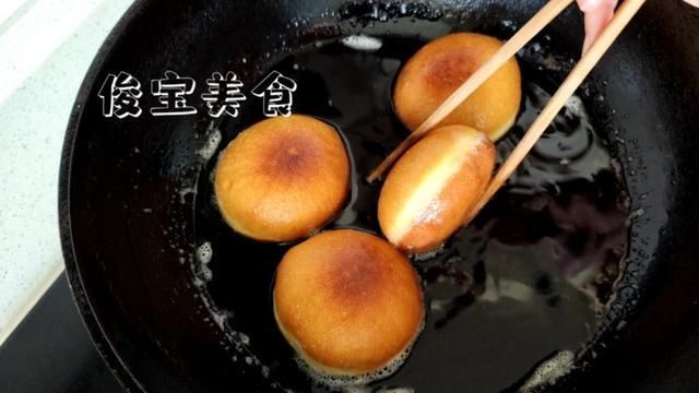 「香甜」一款不用烤箱也不用揉膜的老式豆沙面包,香甜松软,简单易学