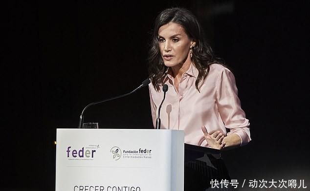  「女性」不愧是西班牙王后，47岁穿衣丝毫不马虎，粉衬衫配“百褶裙”时髦