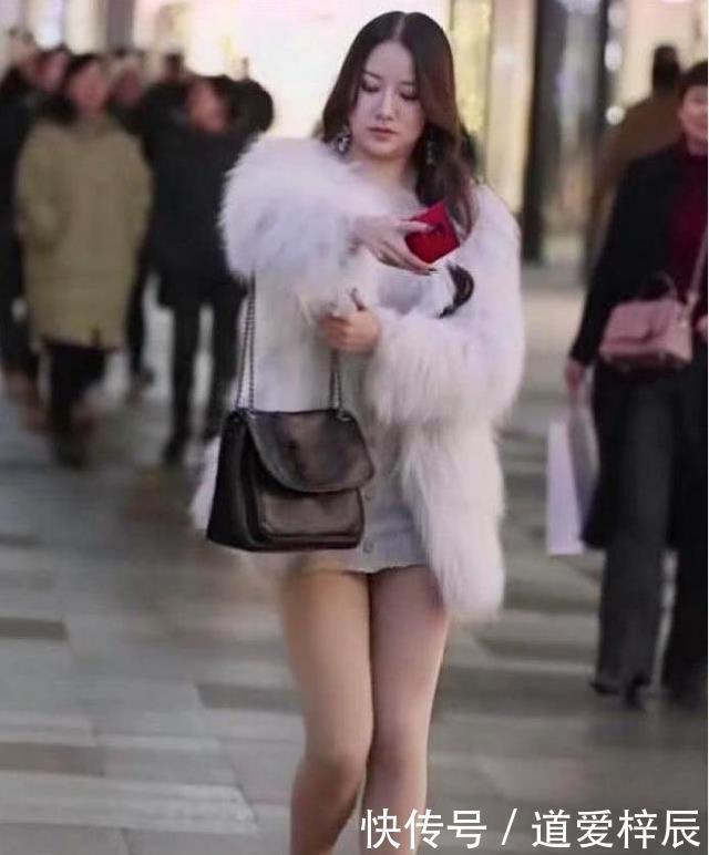 『迷人』街拍:身材窈窕的小姐姐,展现卓越身姿,真的好迷人