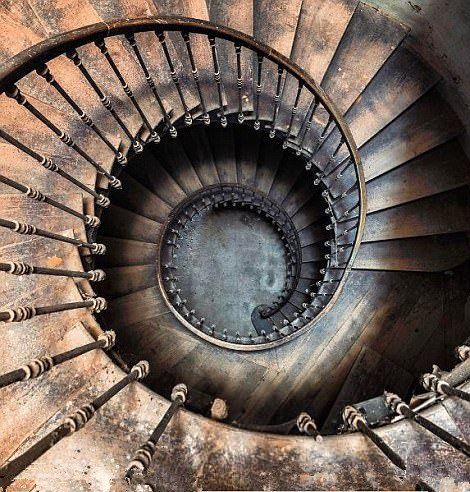 夫妇花费200多万买了一座荒废古堡，94个房间却只有4个能用