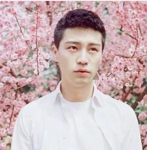 「头部两侧」男生头发两边炸毛该如何打理?