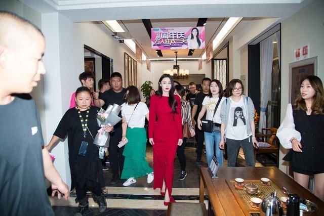 张馨予一袭红裙亮相活动，开衩红裙露美腿展女神范儿