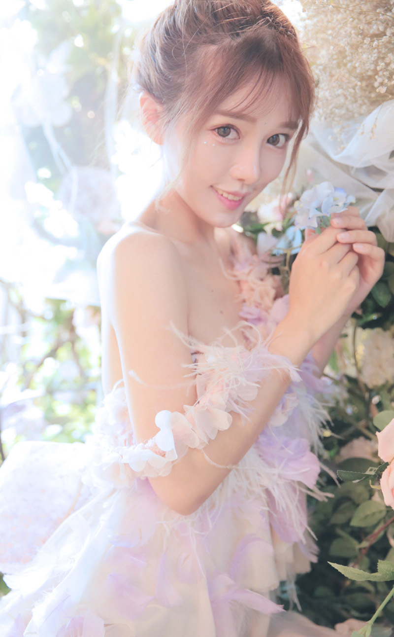 丸子头女孩性感抹胸裙写真