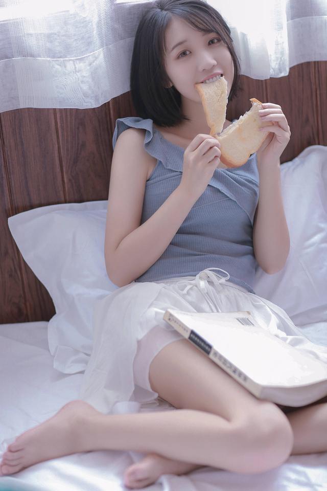 甜美的小姐姐穿白纱短裙，勾勒出腰部曲线，尽显优雅大气