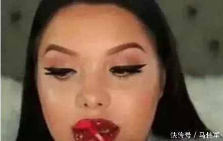 女子作死在嘴巴上涂100层口红, 张嘴的那一刻女子疼的吸凉气