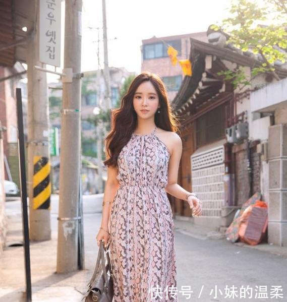 路人街拍，小姐姐身穿刺绣的吊带连衣裙，露出大长腿，充满魅力