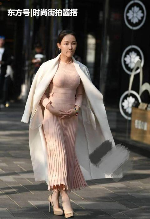  传说|这是什么打扮？长裙披个白色大衣，是传说中的“大姐大”？