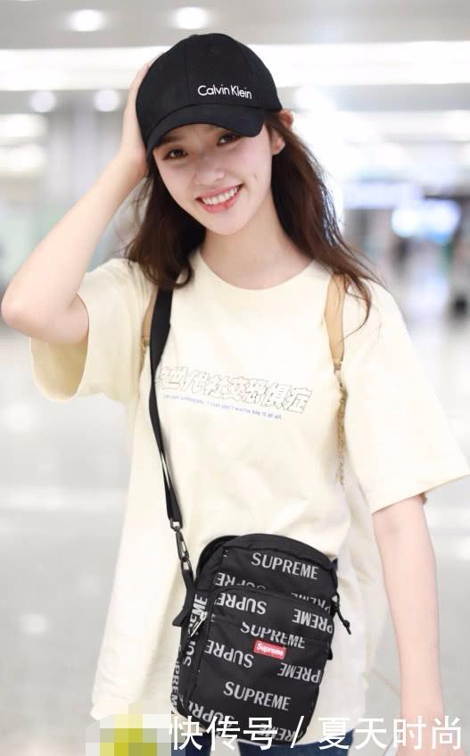 林允真厉害，在裤子上划了两道口子，瞬间腿长一米八也是绝了！