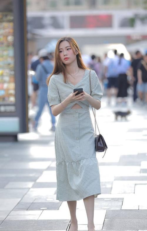  尖头细跟款式：淡绿色格纹连衣裙搭配尖头细跟鞋，气质优雅、还有满满的青春感