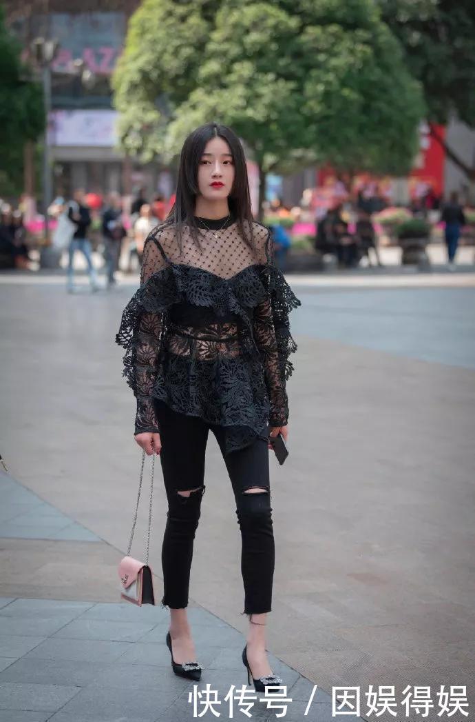 「美女」身材丰腴的美女,一件靓丽时尚的橙色长裙穿搭的修身又迷人
