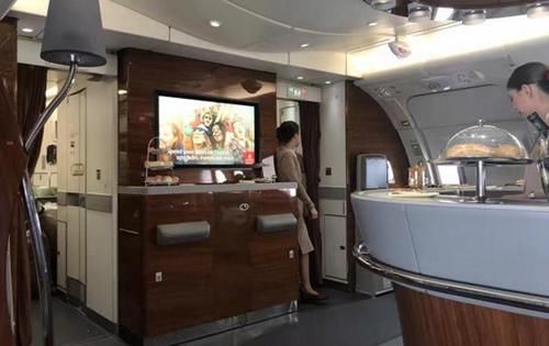  「空姐」经济舱乘客被拒上头等舱厕所！飞机上的贫富“歧视”，