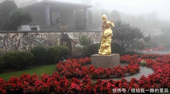 『实拍』实拍邓丽君墓地: 因歌迷长期贴照片, 早已失去原来的样子